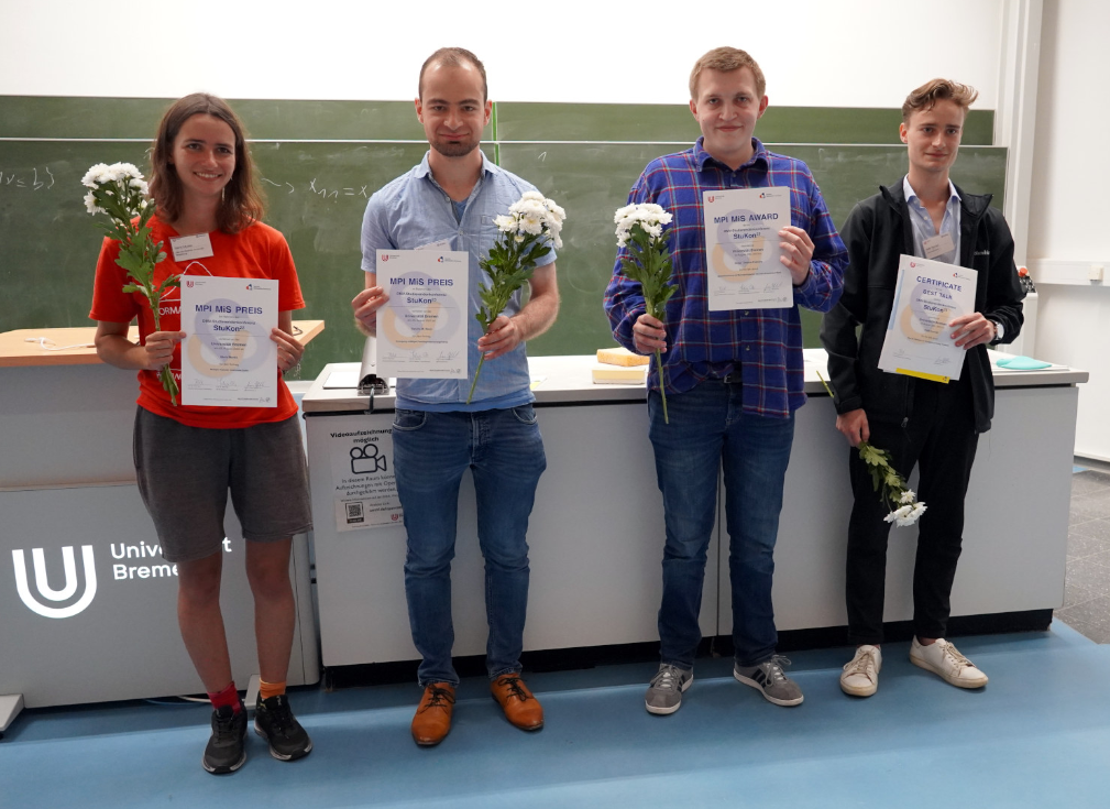 Studierendenkonferenz 2015 in Hamburg: DMV-Präsident Volker Bach übwreicht die Urkunden (Foto: Thomas Vogt)